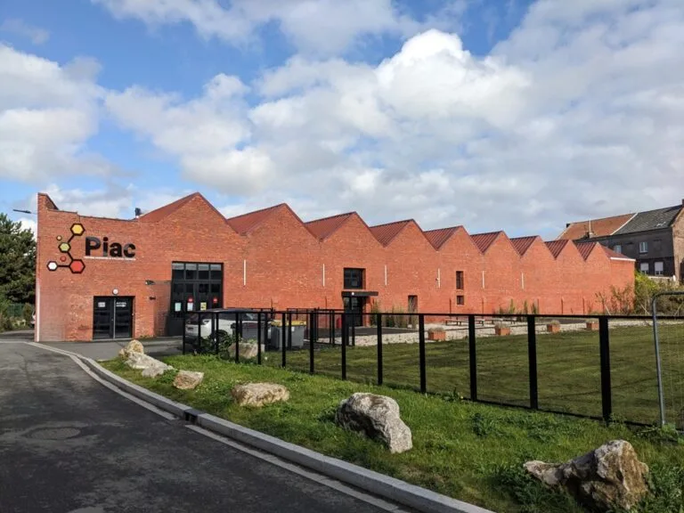 Photo ext&eacute;rieur d'un b&acirc;timent industriel en briques rouges qui abrite la Piac, tiers-lieu situ&eacute; &agrave; Carvin dans le Pas-de-Calais (62).